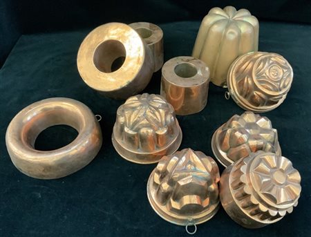 Lotto composto da dieci forme da budino in rame sbalzato (difetti)