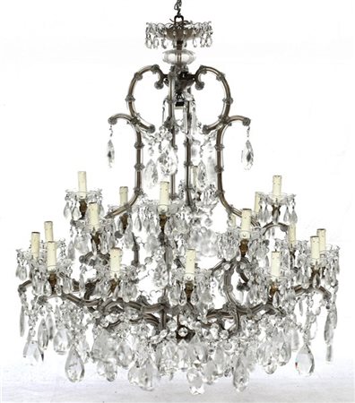 Lampadario a ventuno luci in stile Maria Teresa con pendagli in cristallo sfacc