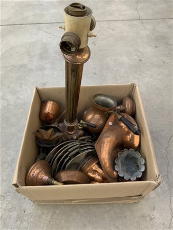 Cartone contenente numerosi oggetti in rame di diversa forma e uso (difetti)