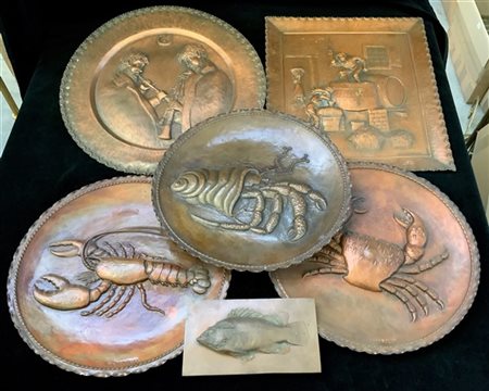 Lotto composto da quattro piatti, un vassoio ed una placca in rame sbalzato con