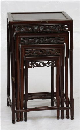 Set di quattro tavolini a nido con grembiali traforati e intagliati. Cina, seco