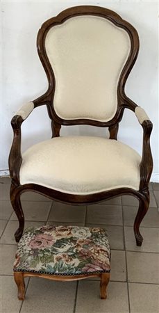 Lotto composto da una poltrona in noce del secolo XIX e un piccolo poggiapiedi