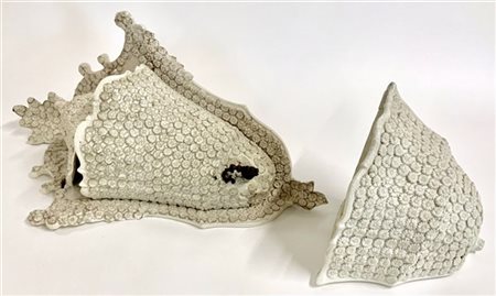 Acquamanile in ceramica con decoro a margherite (difetti e restauri)