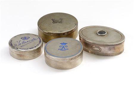 Lotto composto da quattro scatole d'argento di forma circolare e ovale con iscr