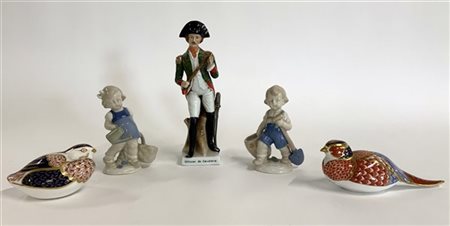 Lotto composto da una coppia di volatili dipinti in policromia, una coppia di f