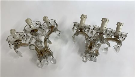 Coppia di appliques a tre luci con pendagli in cristallo sfaccettato (lievi dif