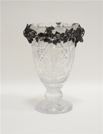 Vaso in cristallo molato decorato con ghiere in argento sbalzato e cesellato a