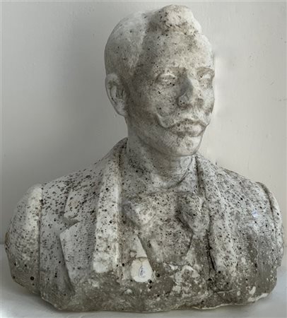 Scultore del XX Secolo "Gentiluomo" busto in marmo (h cm 50) (difetti)