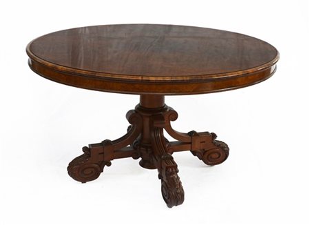 Tavolo con piano tondo lastronato in noce, sostegno a colonna su quattro gambe