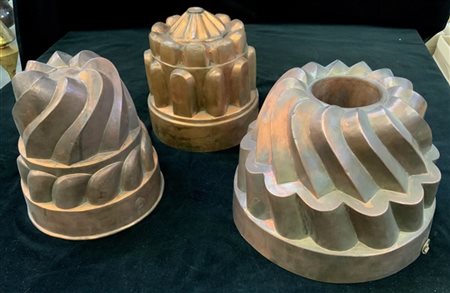 Lotto composto da tre forme di budino a torre, in rame (difetti)