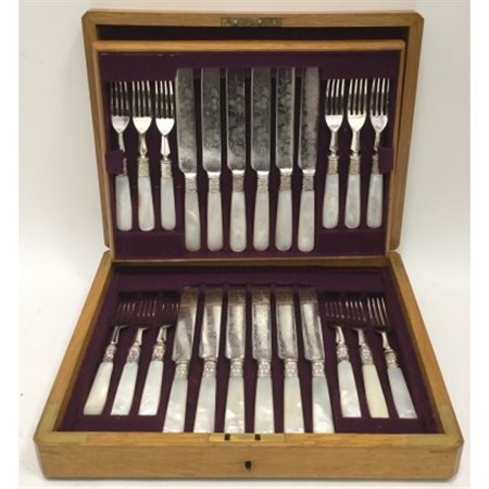 Servizio da dolce composto da sei forchette e sei coltelli metallo argentato e