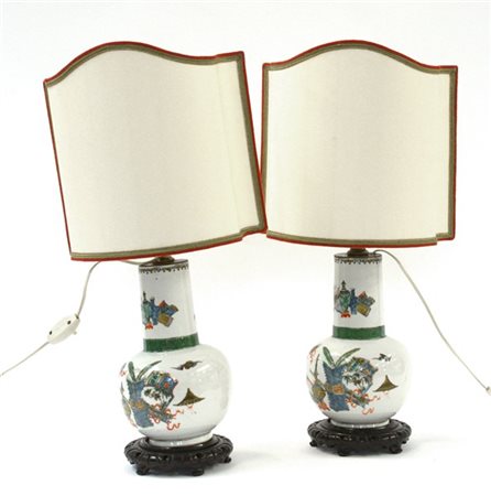 Coppia di vasi in porcellana Famiglia Verde decorati con oggetti preziosi, mont