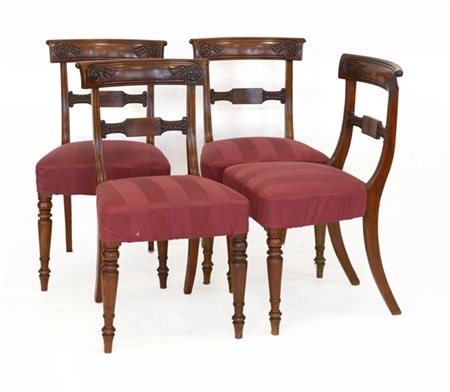 Gruppo di quattro sedie in mogano con schienali a giorno e gambe anteriori torn