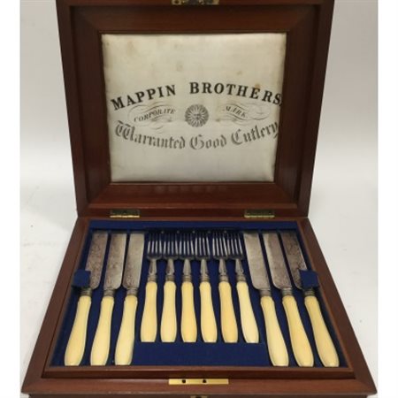 Servizio da dolce composto da sei forchette e sei coltelli in metallo argentato