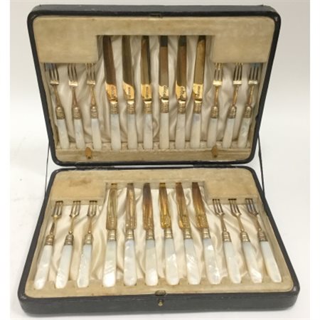 Servizio da dolce composto da dodici forchette e dodici coltelli in argento dor