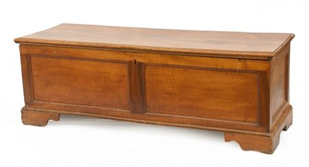 Antica cassapanca in legno chiaro con frote e fianchi decorati a riquadri (cm 1