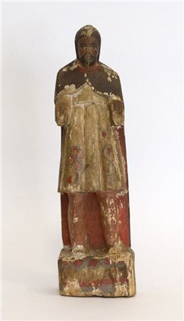 Scultura in legno intagliata e dipinta raffigurante personaggio maschile in abi