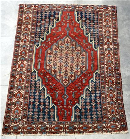 Tappeto Mazlaghan, Persia inizio secolo XX. Decoro con medaglione color cammell