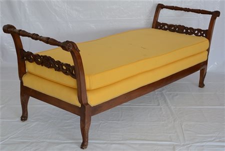 Dormeuse di forma mossa in legno intagliato e traforato. Secolo XIX (largh. cm