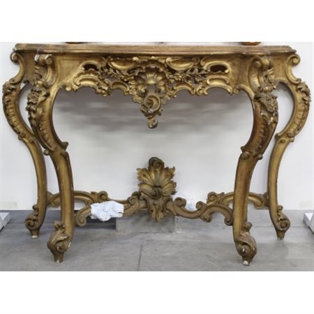 Consolle di forma sagomata in legno intagliato, traforato e dorato a fiori, vol