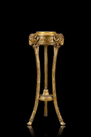 Antico gueridon in legno intagliato e dorato con fascia decorata a girali di fo