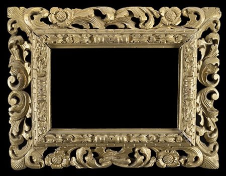 Antica cornice in legno intagliato, traforato e dorato a volute fogliate e fior