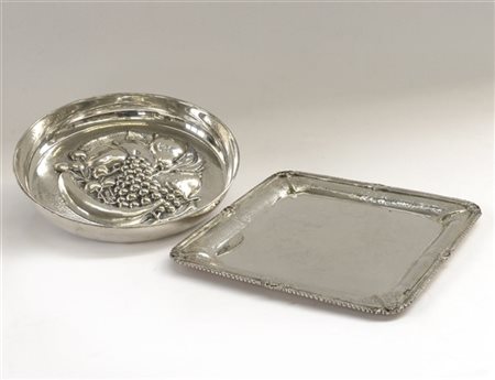 Lotto composto da un vassoio quadrato in argento con bordure incise e decorate