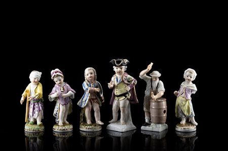 Lotto composto da sei diverse figure in porcellana policroma, manifatture diver
