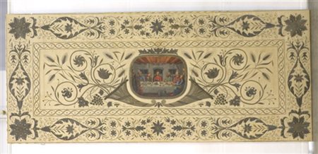 Ricamo in fili d'argento su taffetà di seta color crema. Decorato da due cornuc