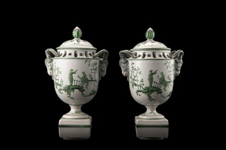 Manifattura fine secolo XIX. Coppia di vasi in maiolica con coperchi e fasce tr