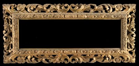 Antica cornice in legno intagliato, traforato e dorato a volute fogliate e fior