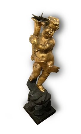 Arte del sec. XVIII. Putto reggi torcia in legno intagliato e dorato con base l