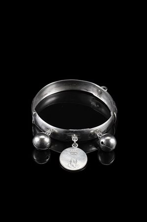 Collare per gatto in argento a corpo liscio inciso a volute, decorato da campan