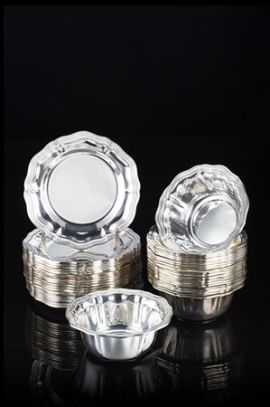 Gruppo di ventidue ciotole lavadita con ventuno piattini a bordi sagomati in ar