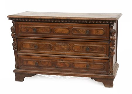 Antico comò in noce a tre cassetti riquadrati e scanallati fascia del primo scolpita a