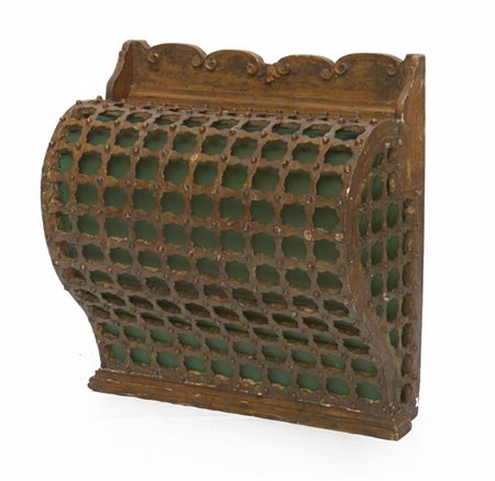 Grata in legno dorato decorato a bugnature, fascia inferiore sagomata e intagli