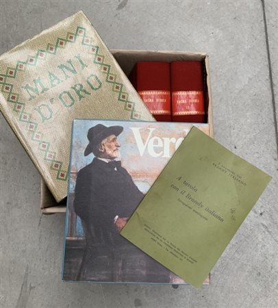 Cartone contenente volumi di diverso argomento