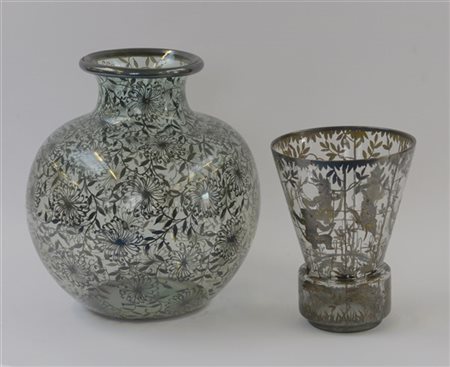 Lotto di due vasi in vetro decorato con foglia d'argento a motivi vegetali, fio