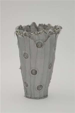 Vaso in resina grigia con elementi a colaggio (h cm 30) (lievi difetti)