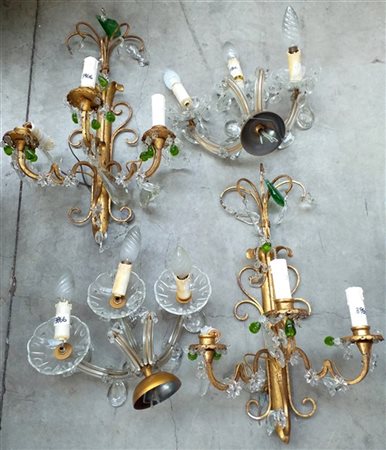 Lotto di due coppie di appliques a tre luci in metallo, vetro e pendenti in cri