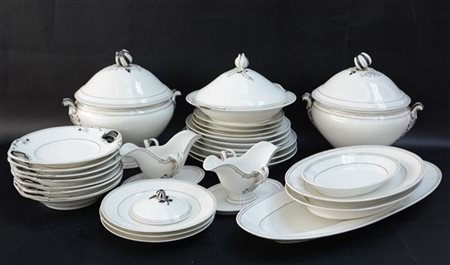 Parte di servizio in porcellana bianca decorato con profili argentati e prese d