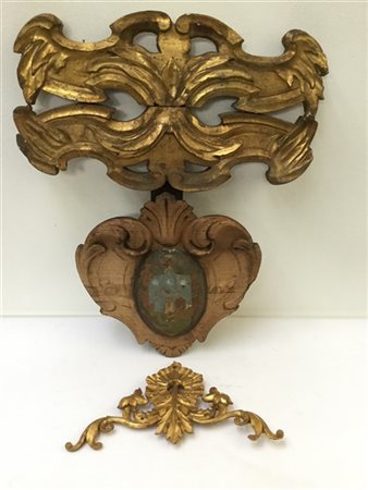 Lotto di tre antichi fregi in legno intagliato di epoche diverse (difetti e man
