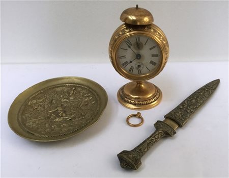 Lotto composto da un piattino decorato con scena mitologica in rilievo, un tagl