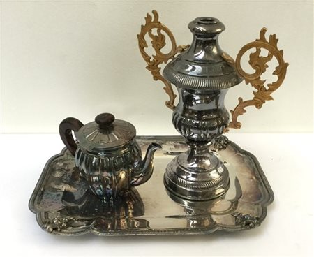 Lotto composto da un vassoio, una teiera ed una coppa biansata in metallo agent