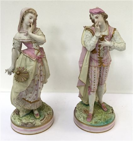 Manifattura del secolo XIX 
Coppia di scolture in bisquit raffiguranti una copp