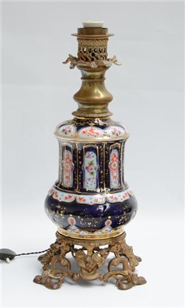 Abat-jour composta da una lampada ad olio in ceramica decorata a fiori policrom