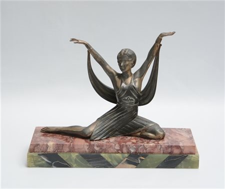 Scultura in bronzo di "gusto decò" raffigurante una figura danzante su base in