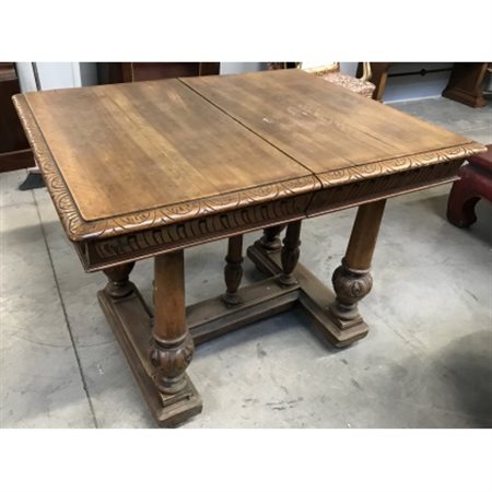 Tavolo da pranzo allungabile con sostegni a balaustro e profilo del piano incis