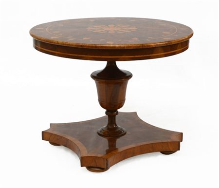 Tavolo da centro di forma circolare con piano lastronato in radica di noce e in