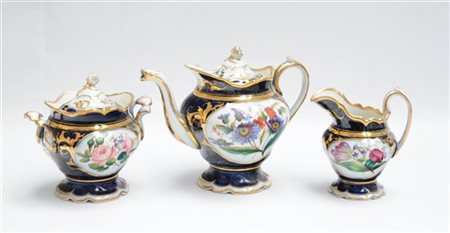 Manifattura francese, lotto composto da teiera, lattiera e zuccheriera in porce